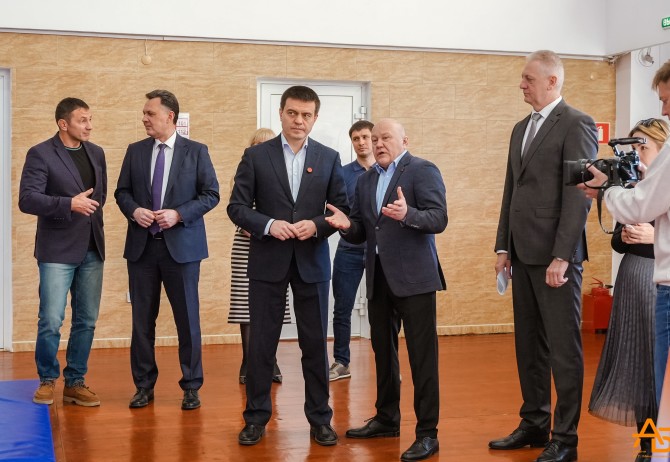Академию борьбы посетил губернатор Красноярского края