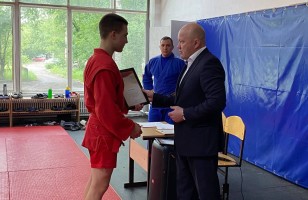 Директор Академии борьбы чествовал спортсменов в Сосновоборске