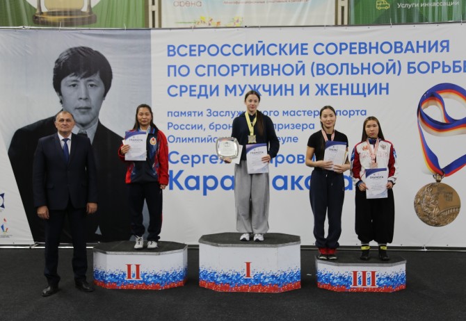 Красноярские борцы успешно выступили на турнире памяти Карамчакова